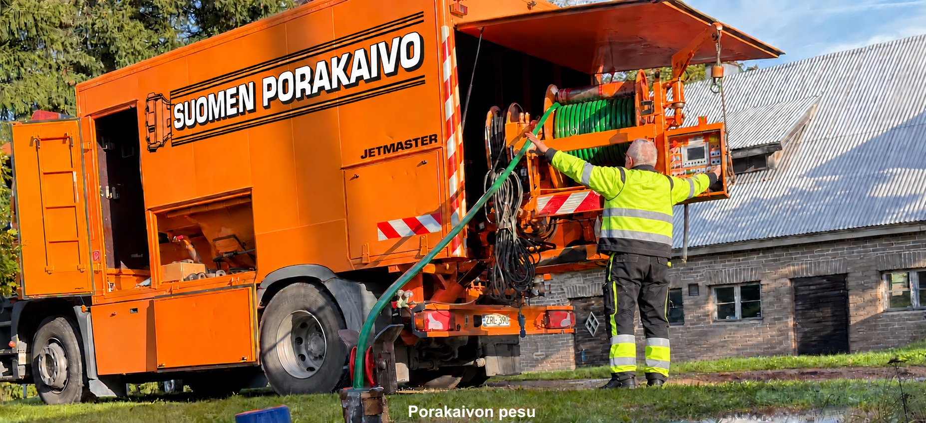 Porakaivo huollossa pumppu nostetaan ylös ja kaivo pestään 